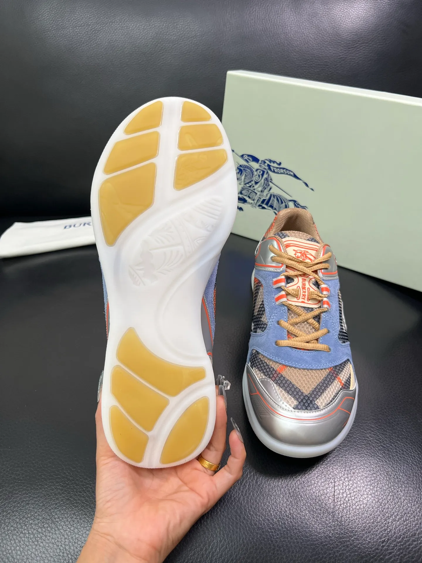 Men's shoes 💰740 BURBERRY top crafts Burberry counter synchronization, original factory configuration imported cowhide fabrics from Italy, high-quality complex splicing process, imported cowhide inner pads, breathable and comfortable, soles: original soles specially provided by the original factory, original and single goods High quality welcome to compare, code number 38-44 (customized 45 46) 85855